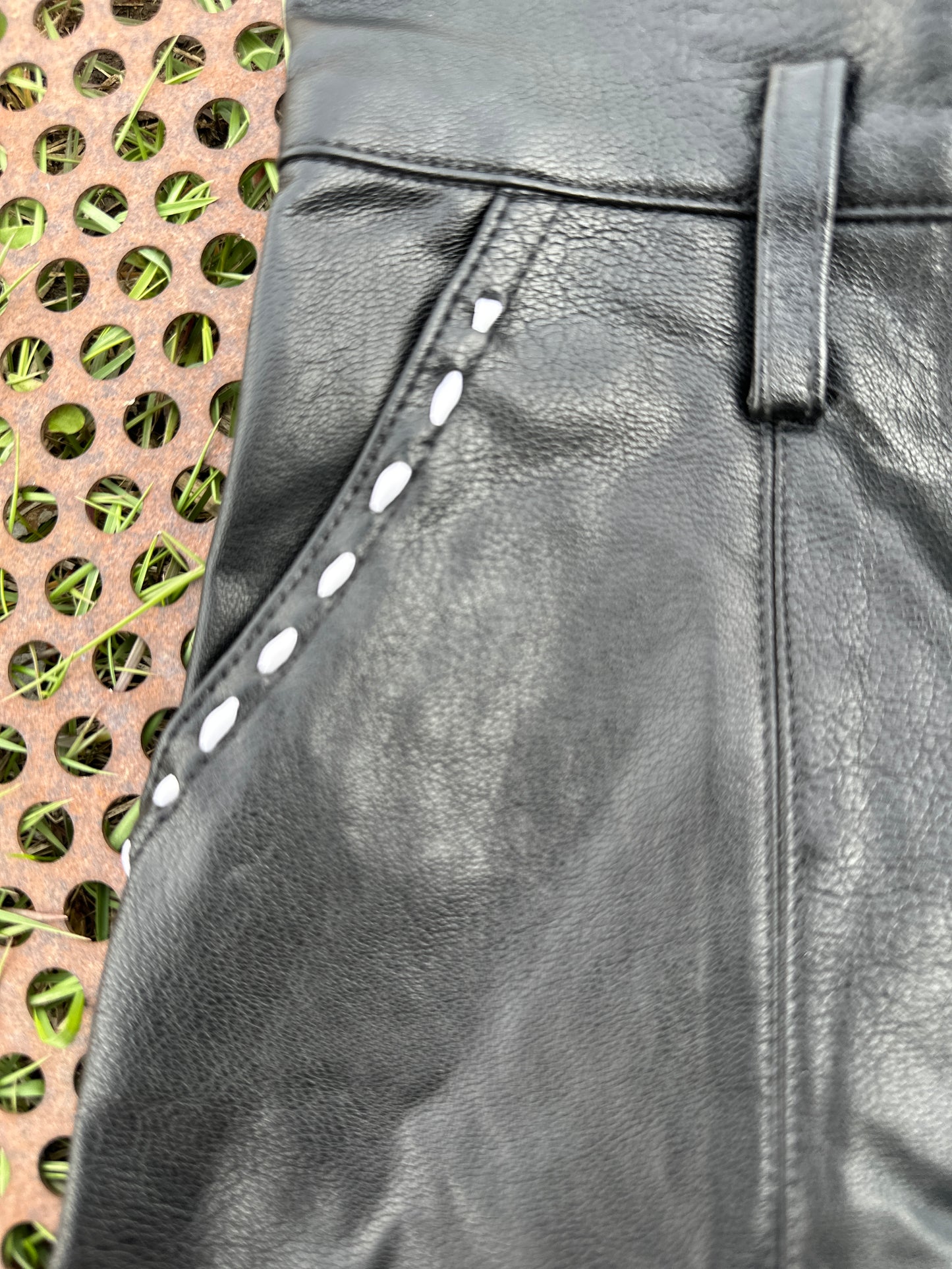 Buckstitch Shorts in Black