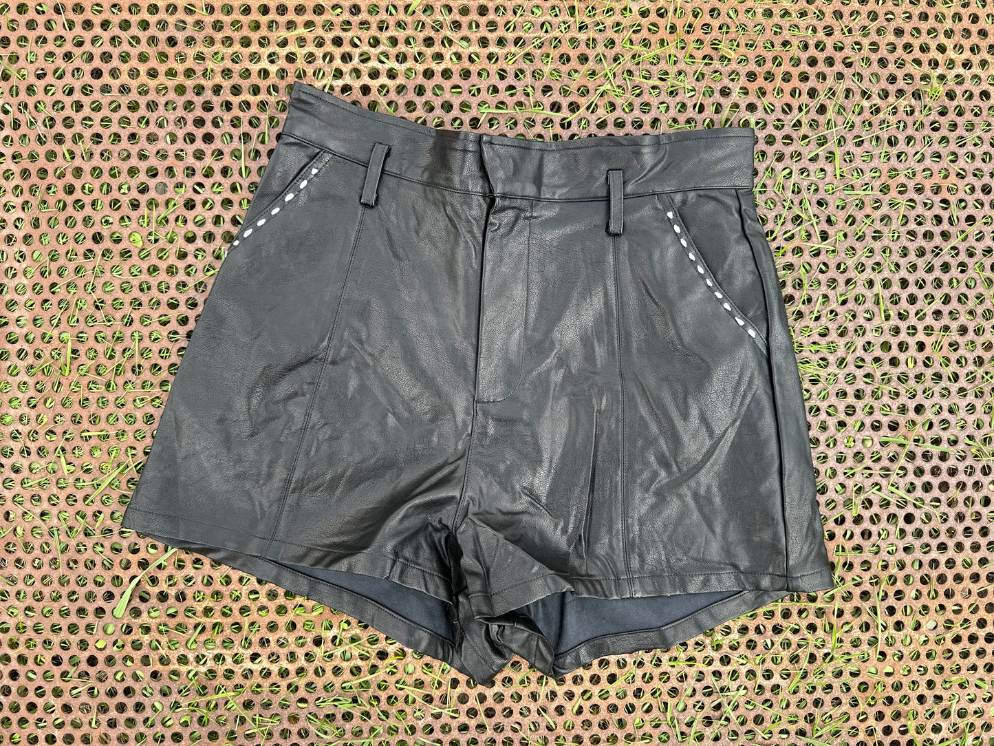 Buckstitch Shorts in Black