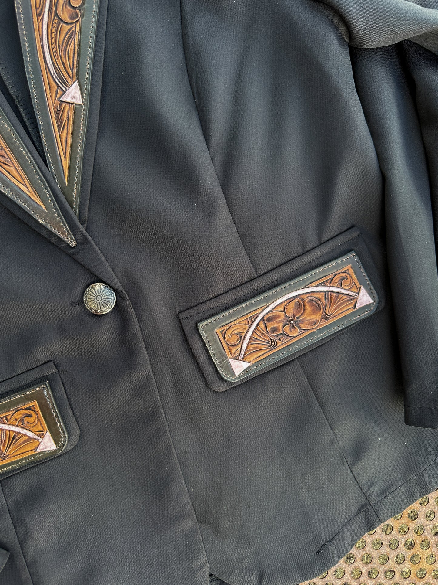 Arrow hand tooled lapel blazer in black