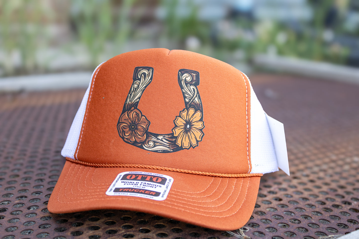 Tooled Horse Shoe Cap