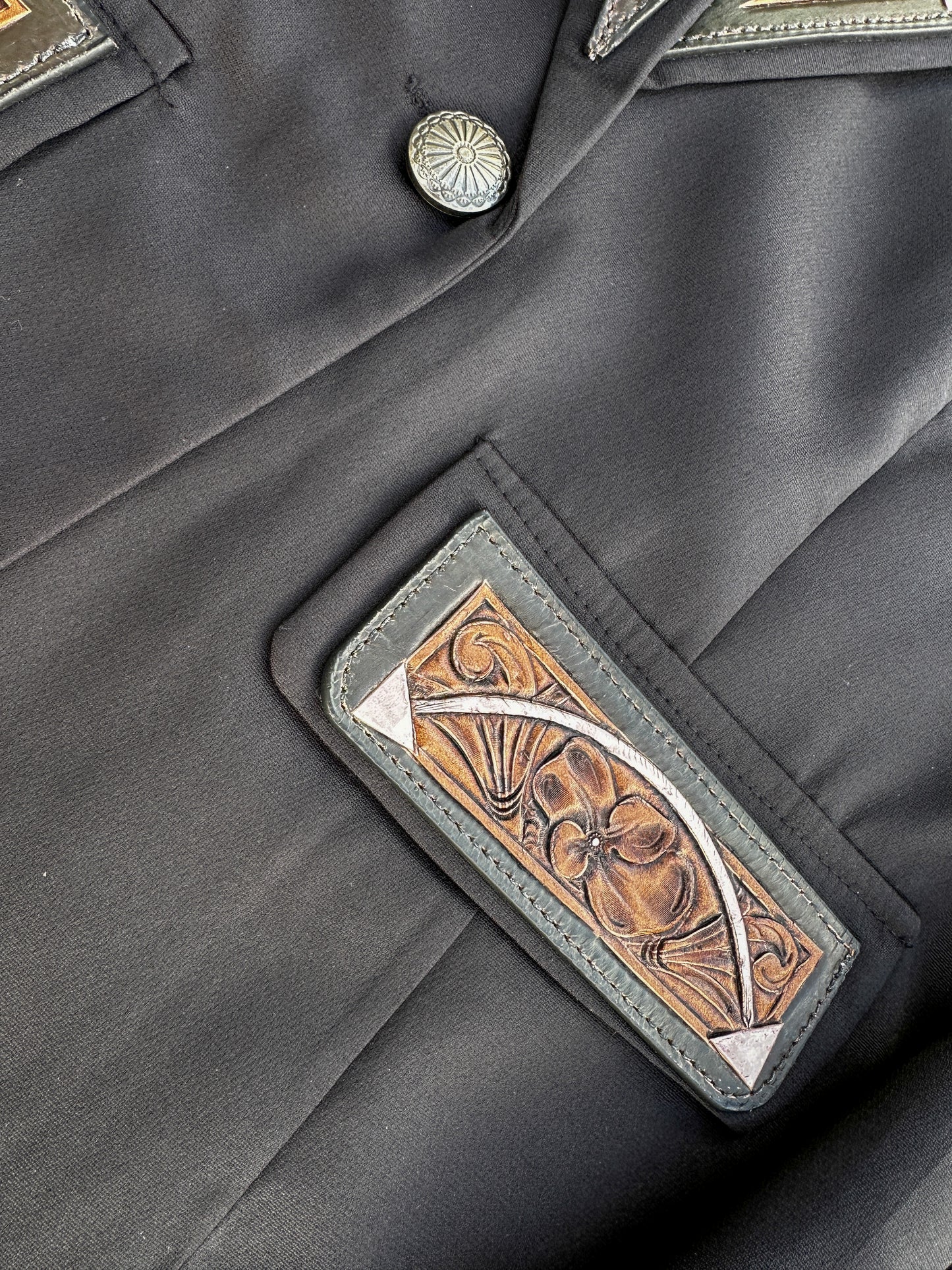 Arrow hand tooled lapel blazer in black