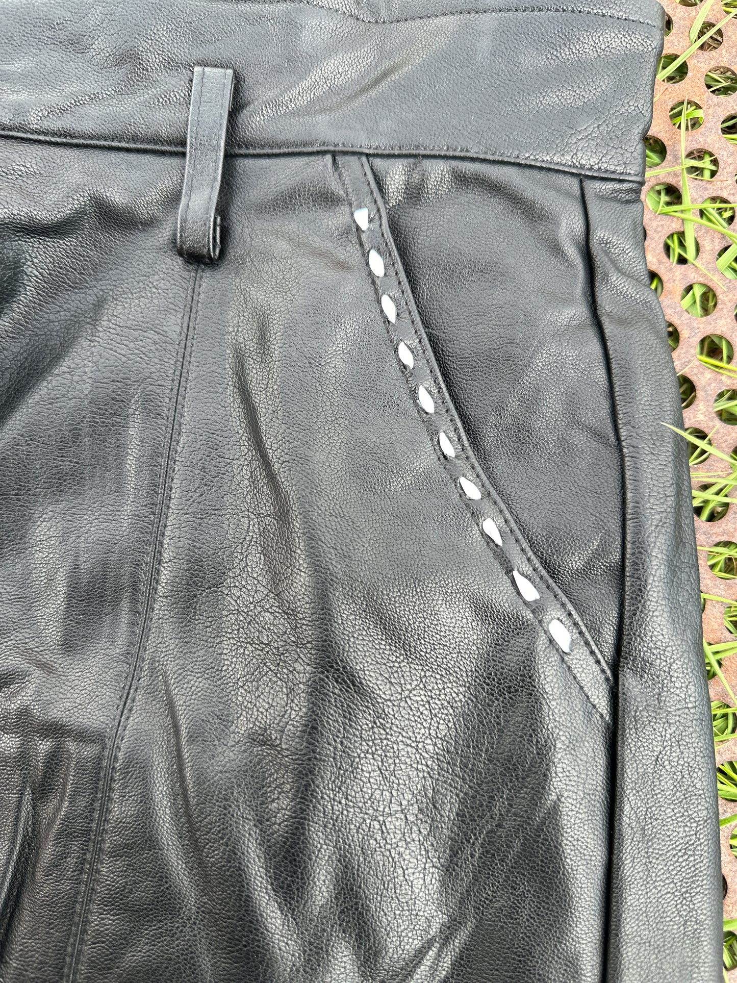 Buckstitch Shorts in Black