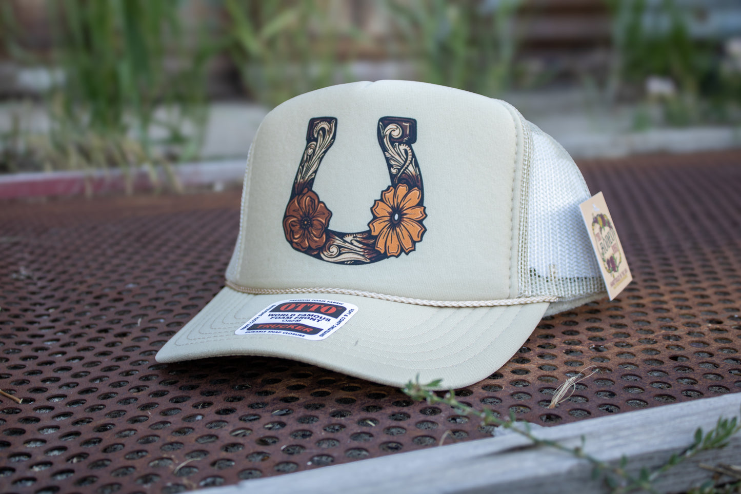 Tooled Horse Shoe Cap