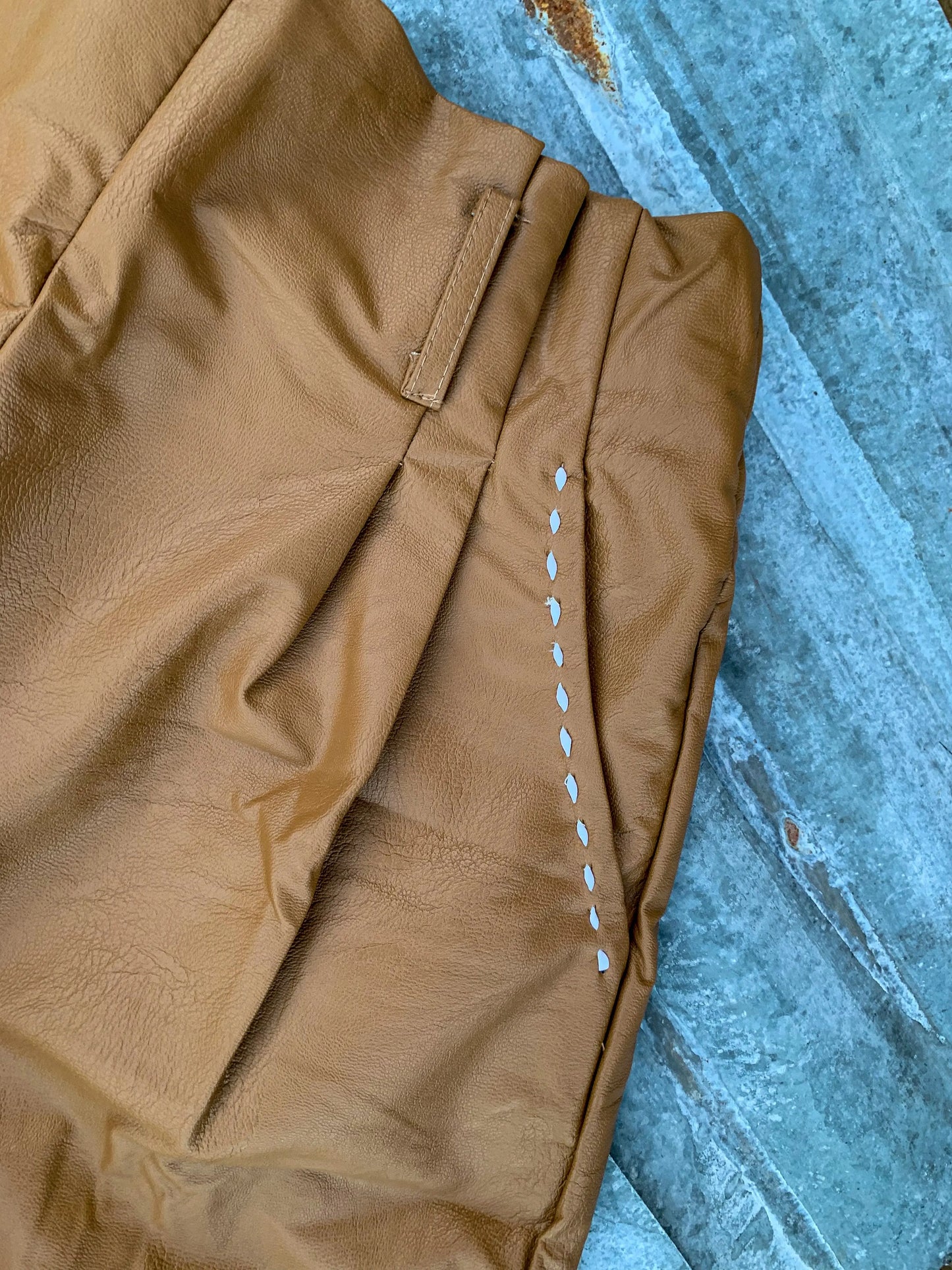 Buckstitch shorts in Tan The Rodeo Rose