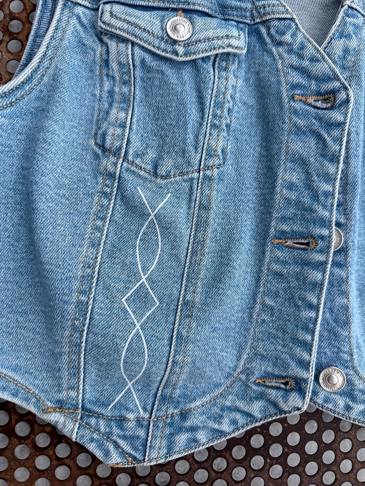 Boot stitch cropped vest in light denim